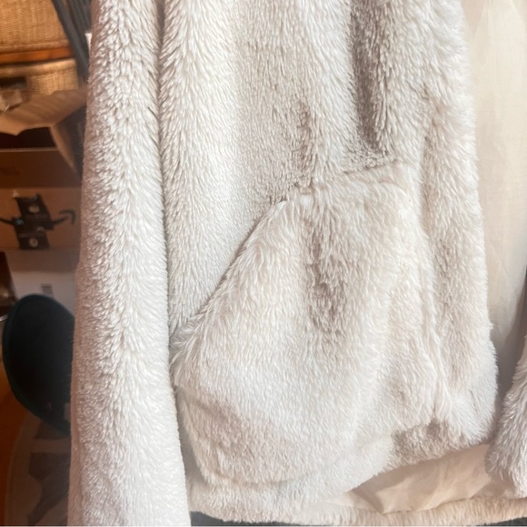 White fluffy jacket! - Picture 4 of 6